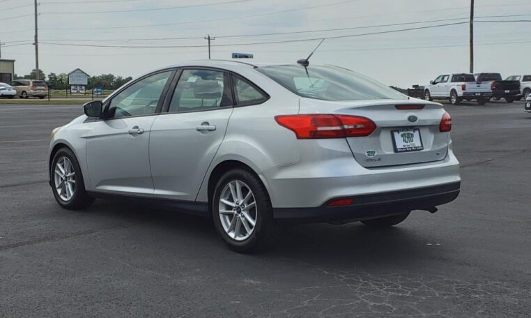 2018 Ford Focus SE Rear Angle B2766 (17)