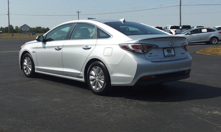 2016 Hyundai SONATA Hybrid SE Rear Angle B2773 (18)