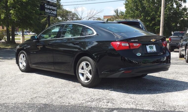 2020 Chevrolet Malibu LS Rear Angle 7840 (17)