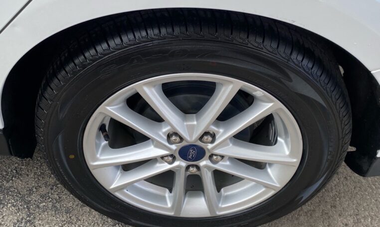 2015 Ford Focus SE 7863 (20) Tire