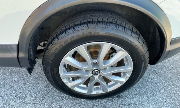 2021 Nissan Rogue Sport SV 7867T Wheel (17)