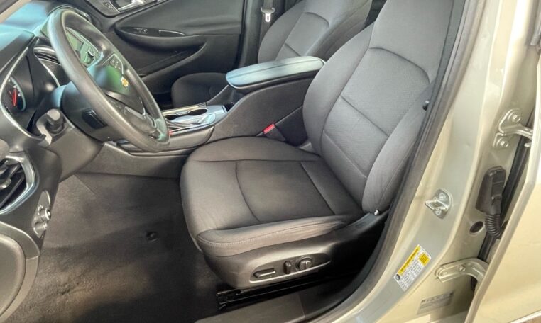 2016 Chevrolet Malibu LT 7959 (18) Front Seats