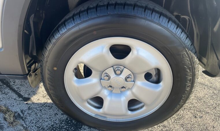 2017 Jeep Cherokee Sport 7978 (15) Tire