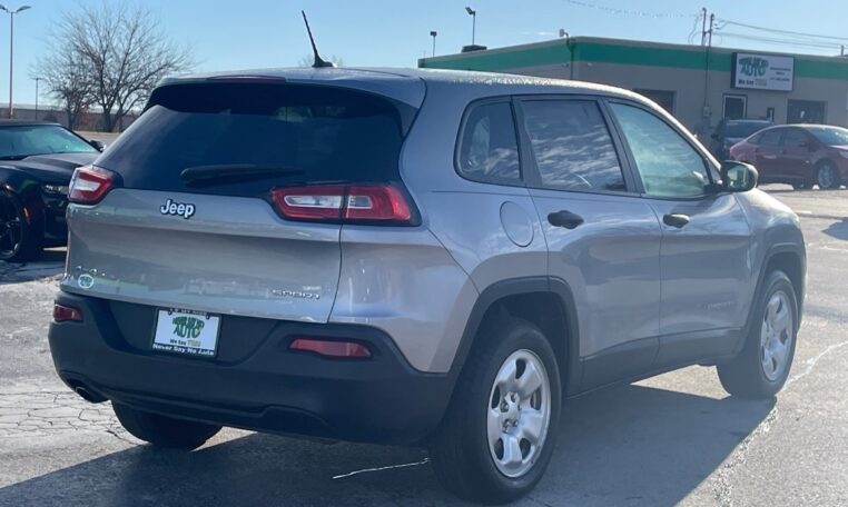 2017 Jeep Cherokee Sport 7978 (2) Rear