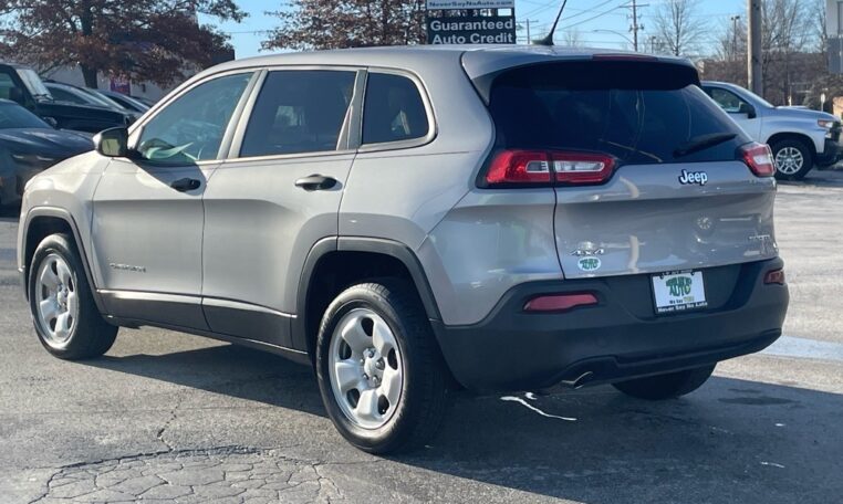 2017 Jeep Cherokee Sport 7978 (3) Rear