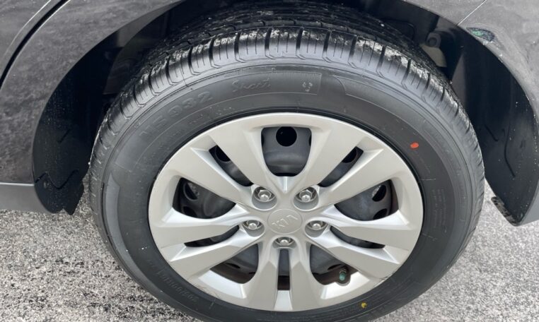 2020 Kia Soul LX 7943 (17) Tire