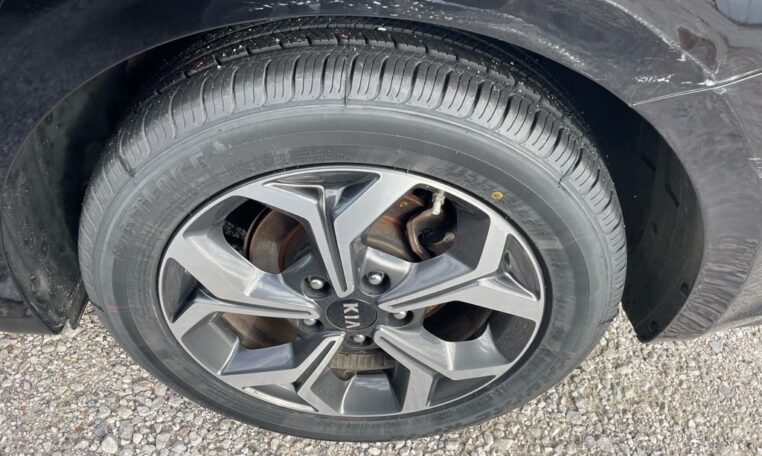 2021 Kia Forte LXS 7953T (15) Wheel