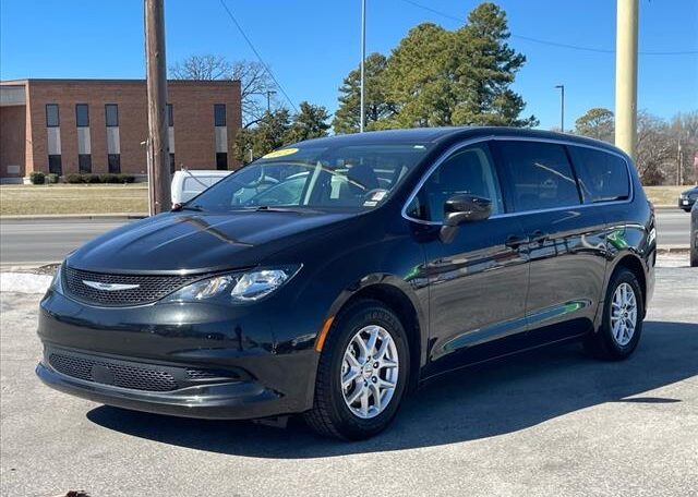 2022 Chrysler Voyager LX 8021T Front (4)