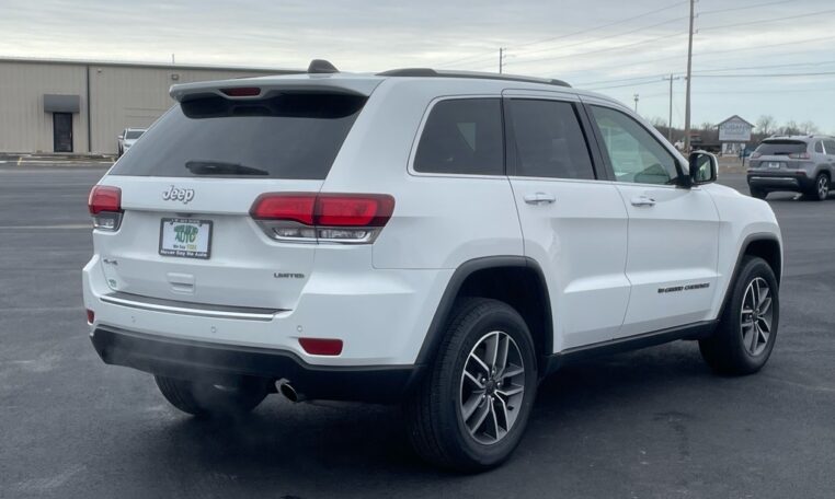 2022 Jeep Grand Cherokee Limited B2802T Rear (2)