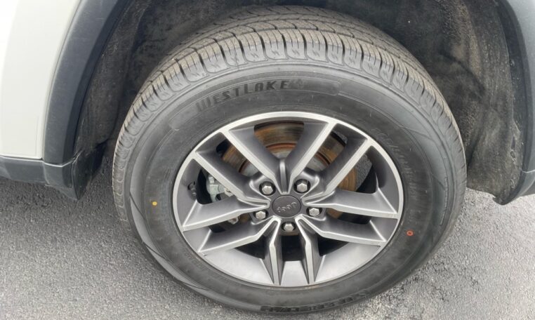 2022 Jeep Grand Cherokee Limited B2802T Tire (19)